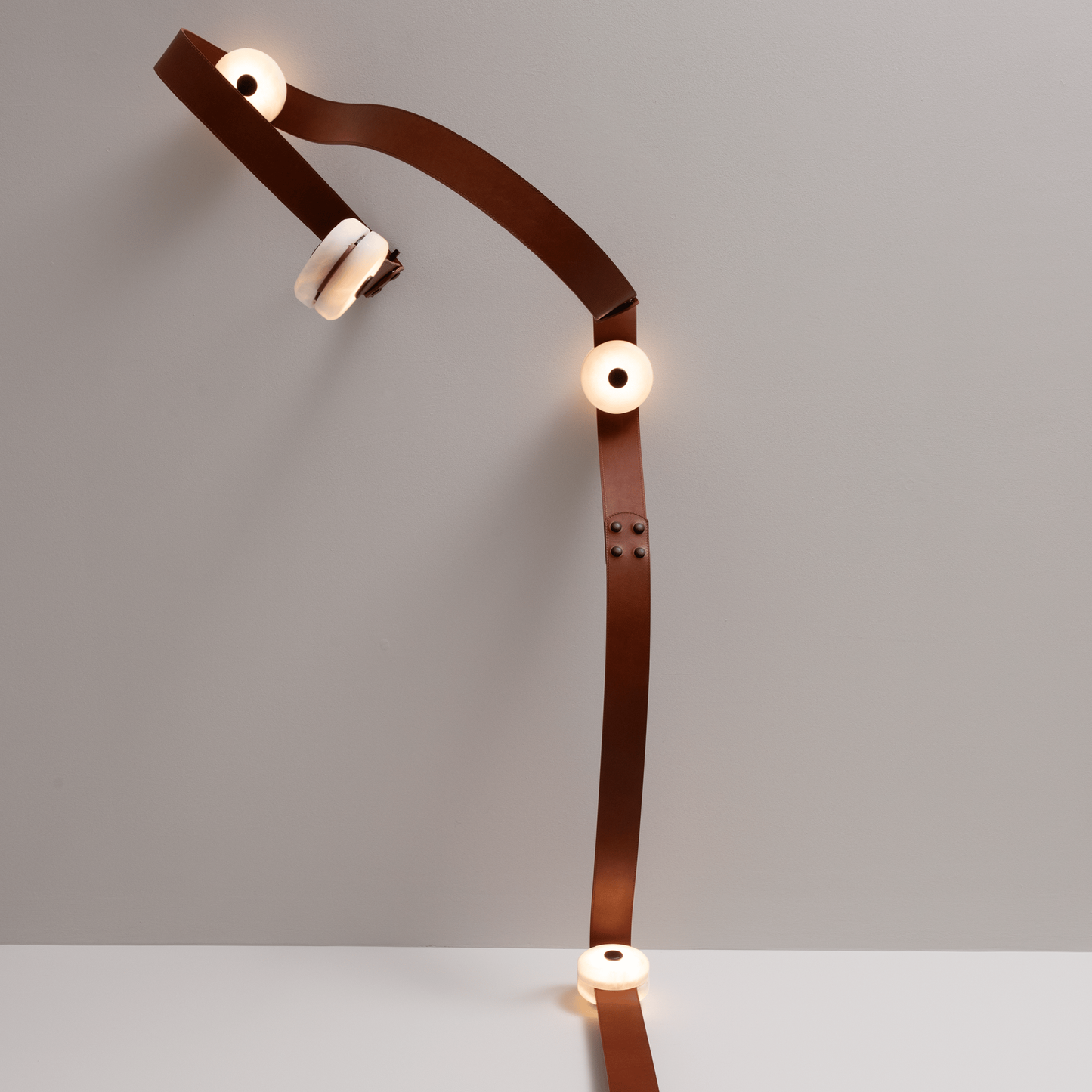 Snaps LED Floor-to-Ceiling Lamp